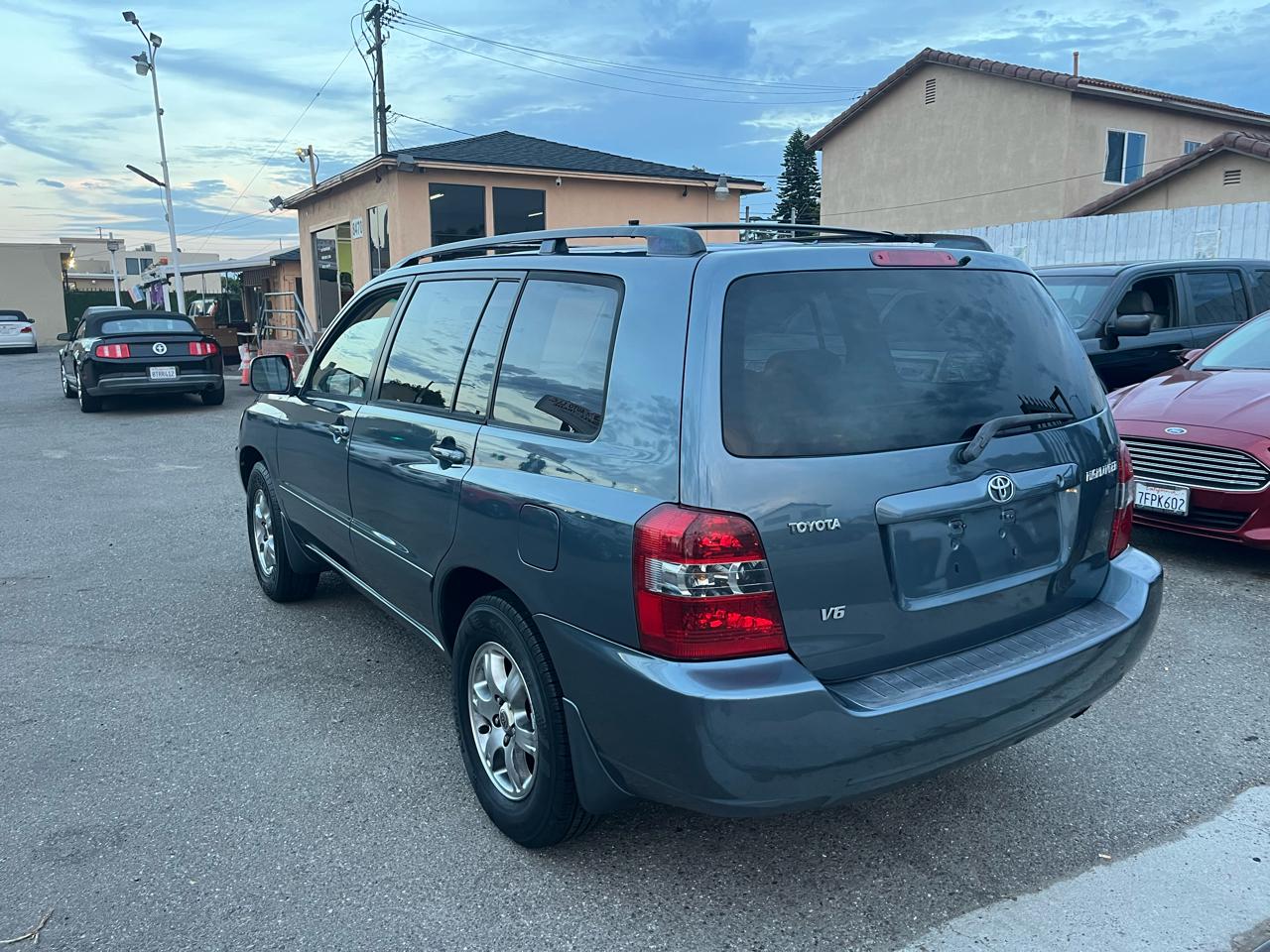 Toyota Highlander V6 2WD with 3rd-Row Seat 2005