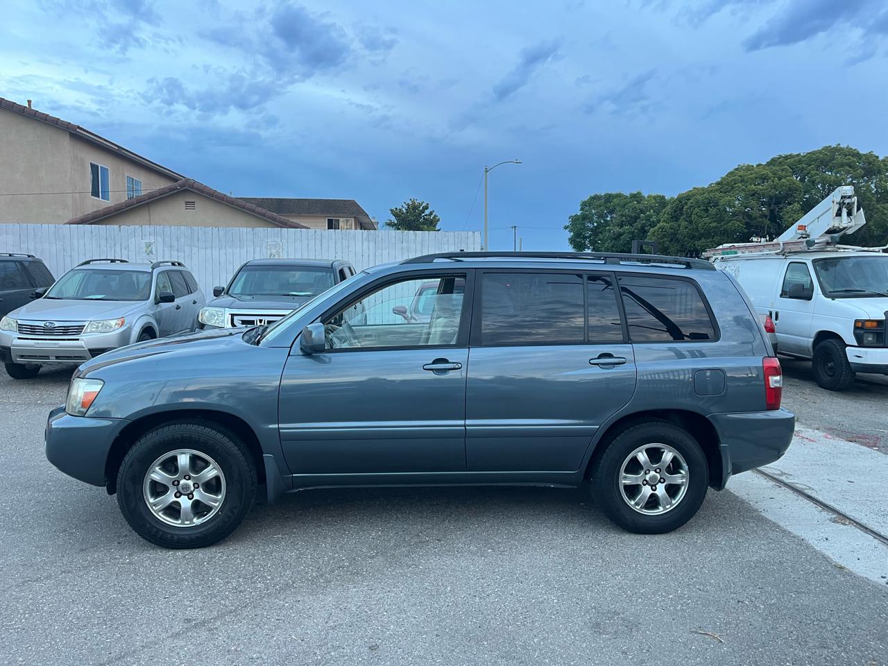 Toyota Highlander V6 2WD with 3rd-Row Seat 2005