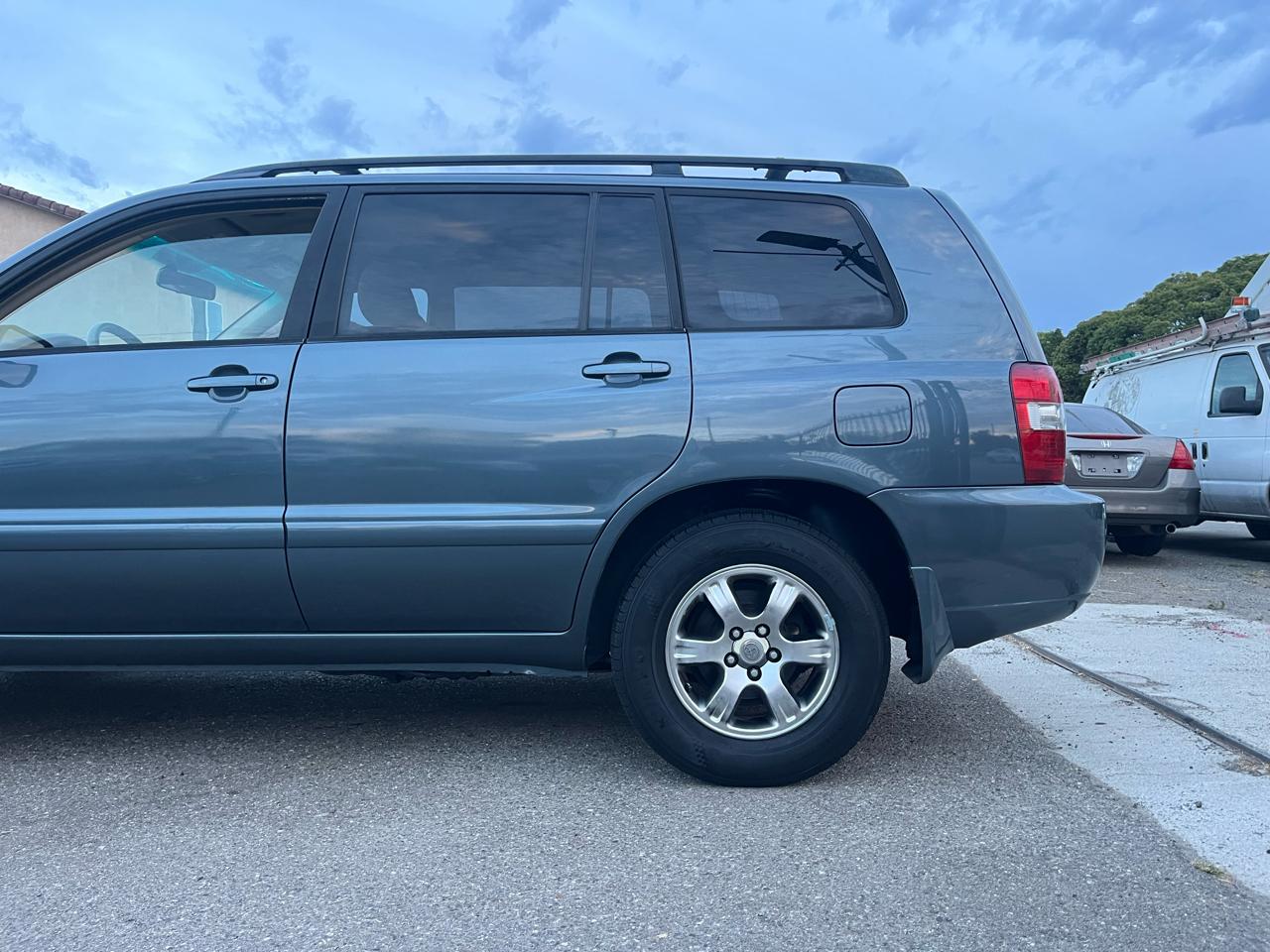 Toyota Highlander V6 2WD with 3rd-Row Seat 2005