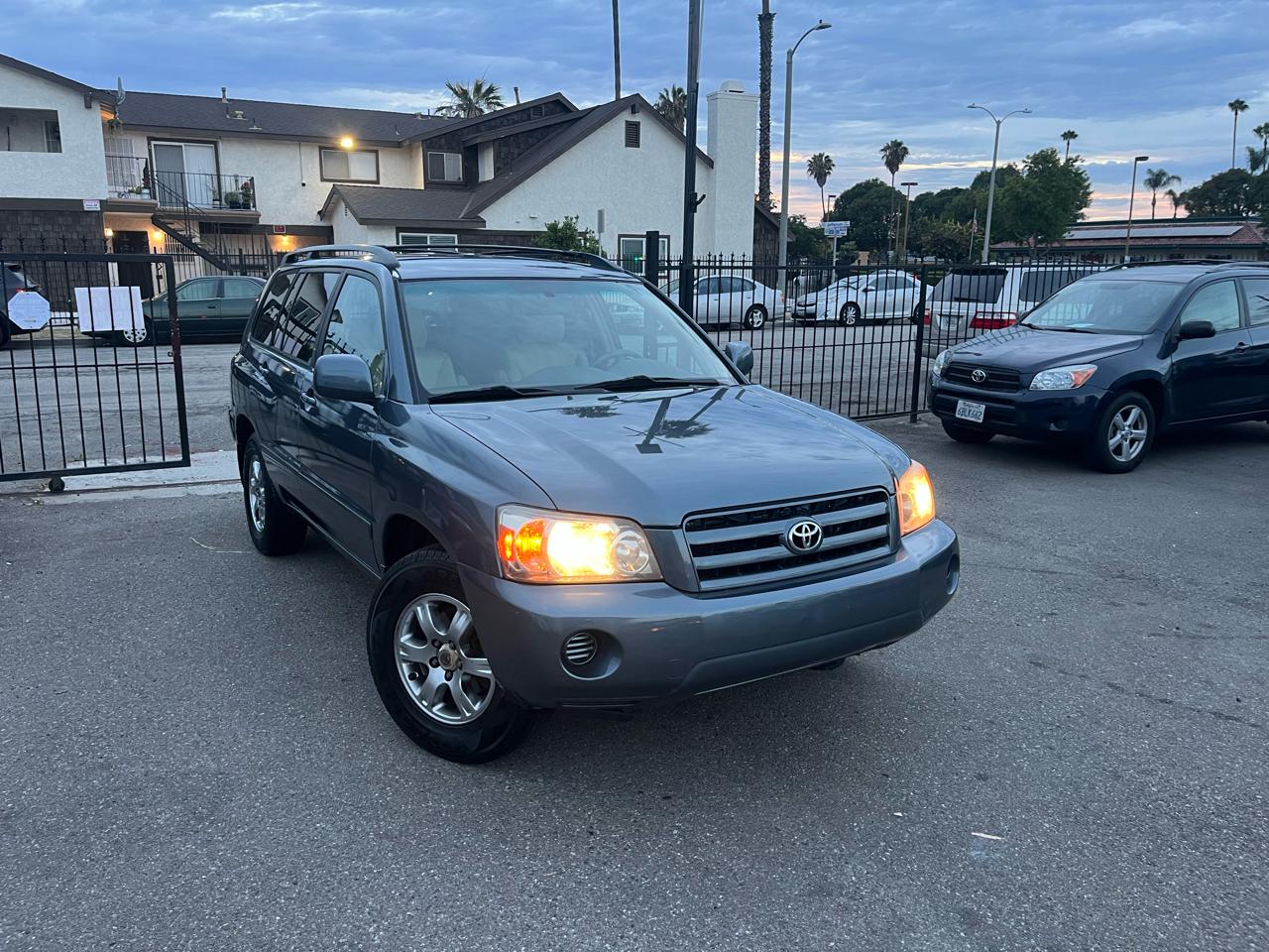Toyota Highlander V6 2WD with 3rd-Row Seat 2005