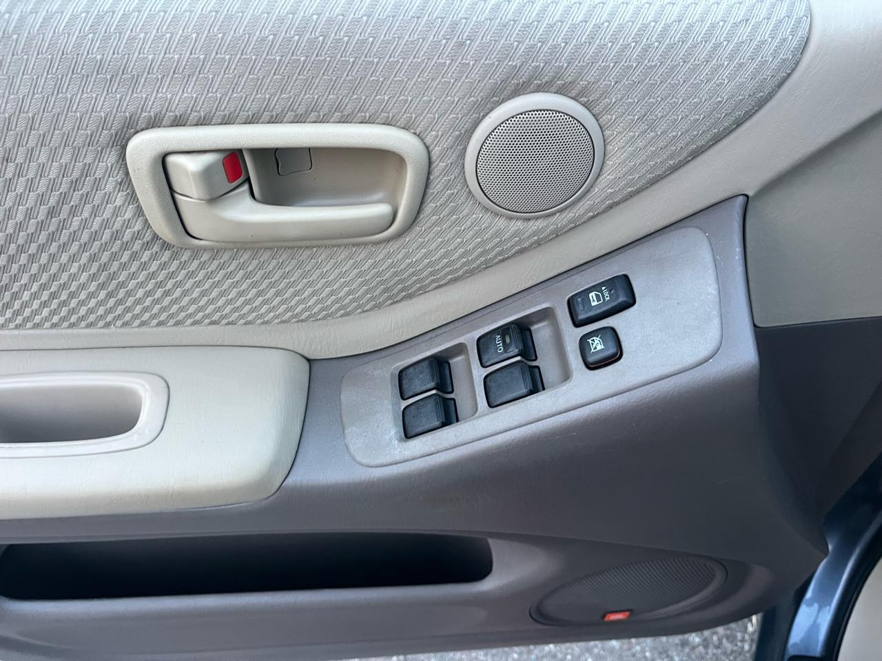 Toyota Highlander V6 2WD with 3rd-Row Seat 2005