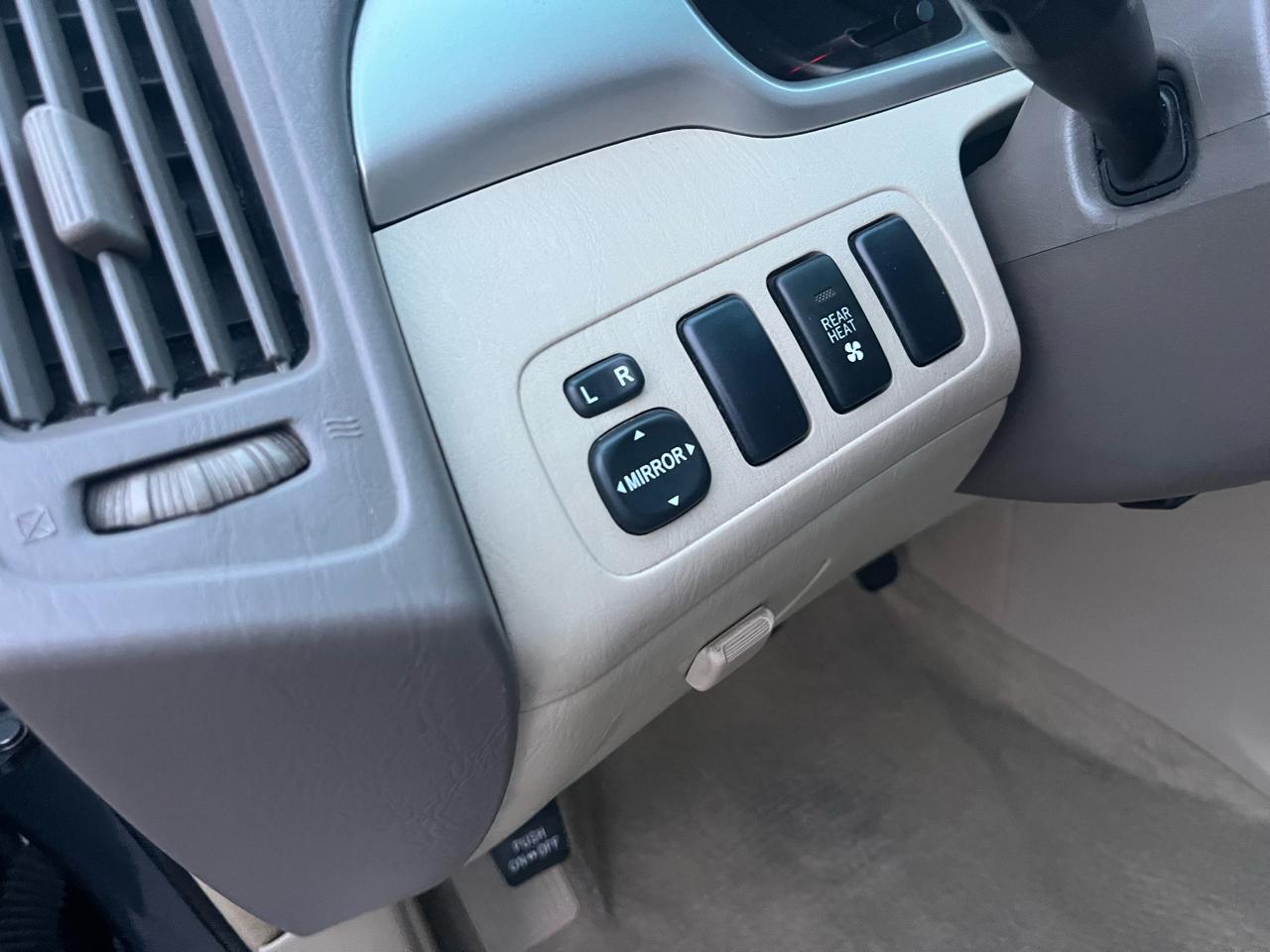 Toyota Highlander V6 2WD with 3rd-Row Seat 2005