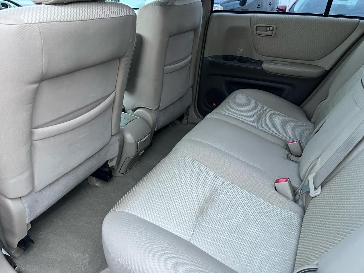 Toyota Highlander V6 2WD with 3rd-Row Seat 2005