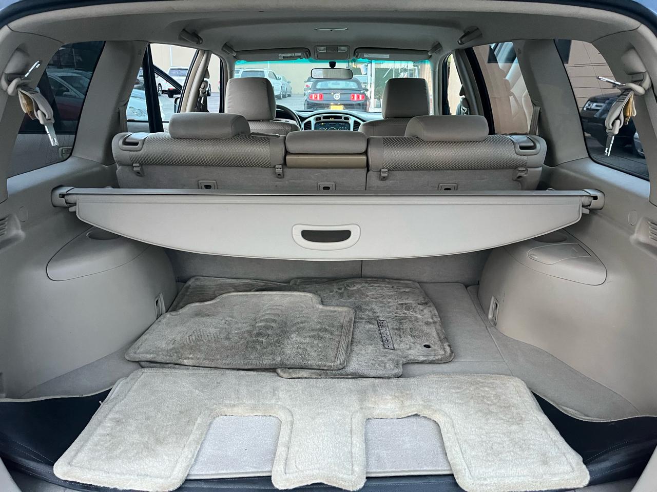 Toyota Highlander V6 2WD with 3rd-Row Seat 2005