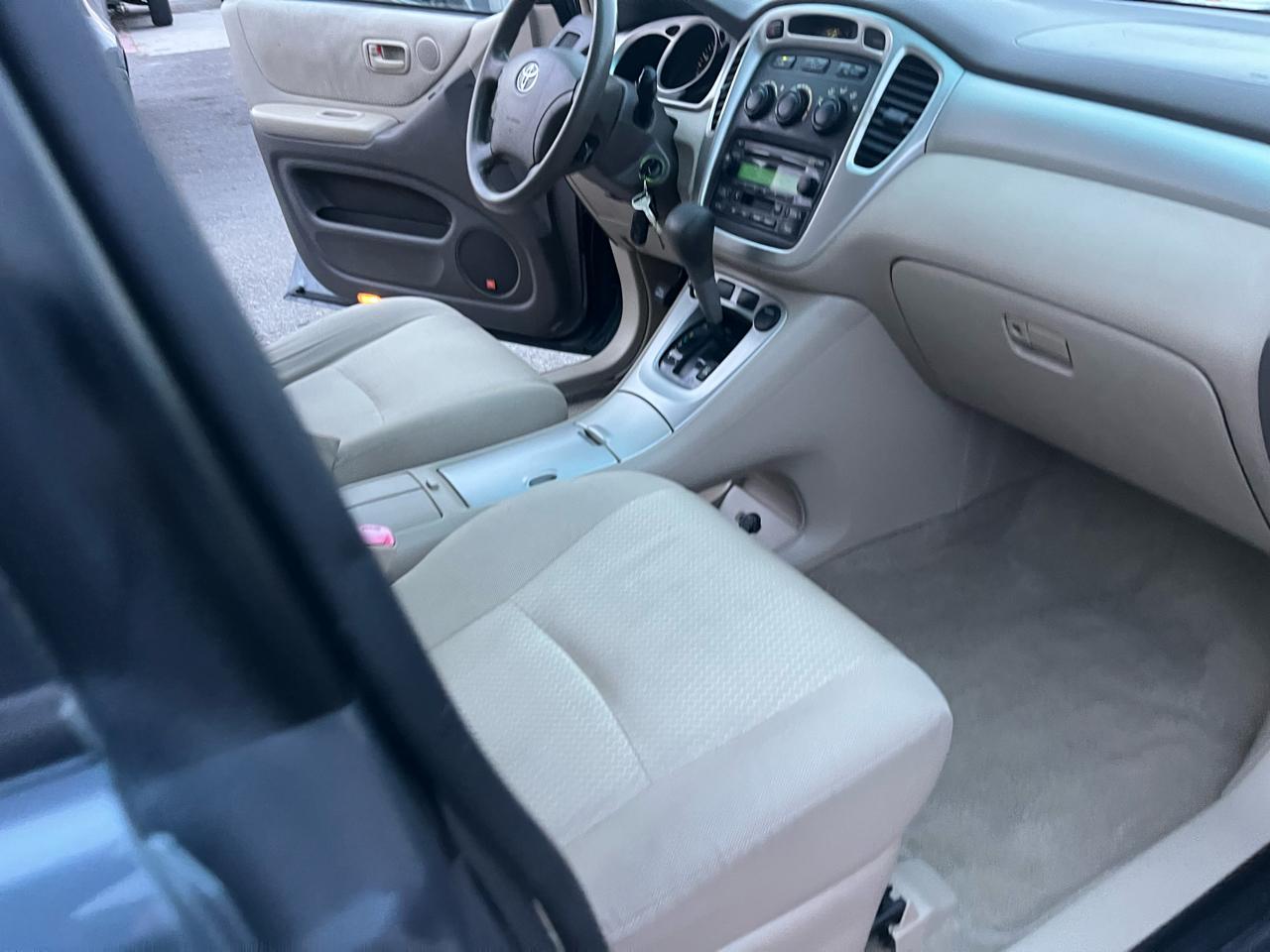 Toyota Highlander V6 2WD with 3rd-Row Seat 2005