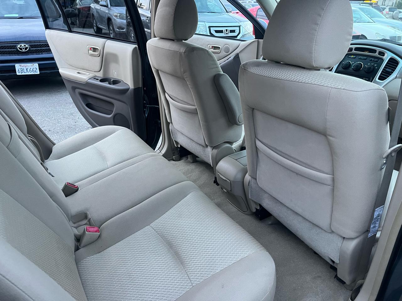 Toyota Highlander V6 2WD with 3rd-Row Seat 2005