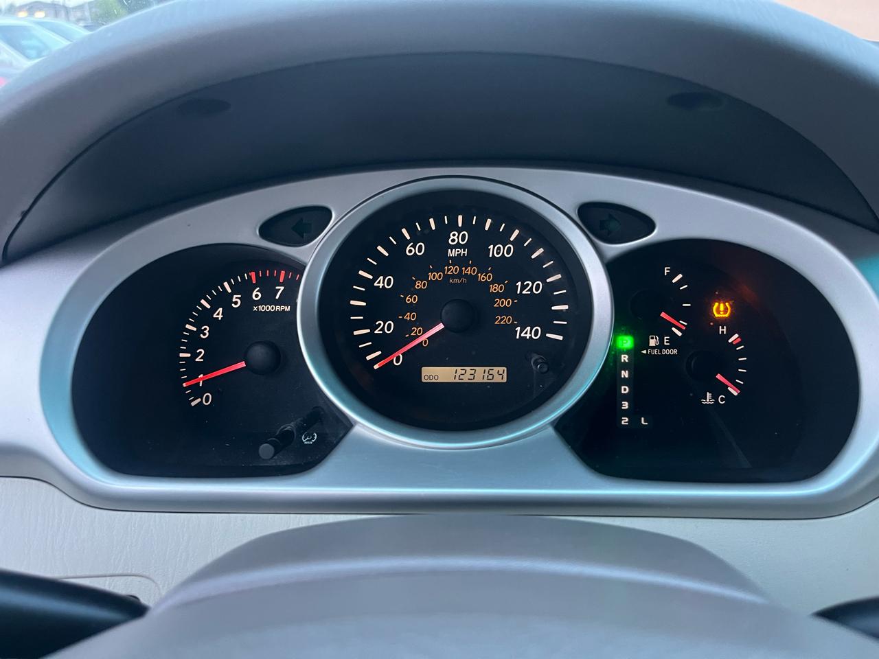 Toyota Highlander V6 2WD with 3rd-Row Seat 2005