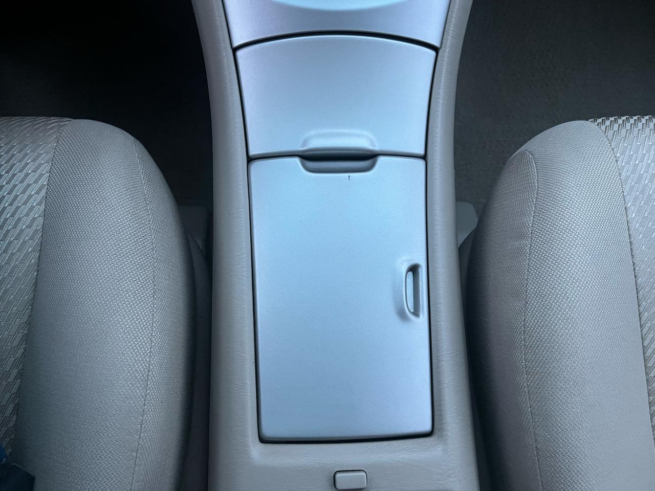 Toyota Highlander V6 2WD with 3rd-Row Seat 2005
