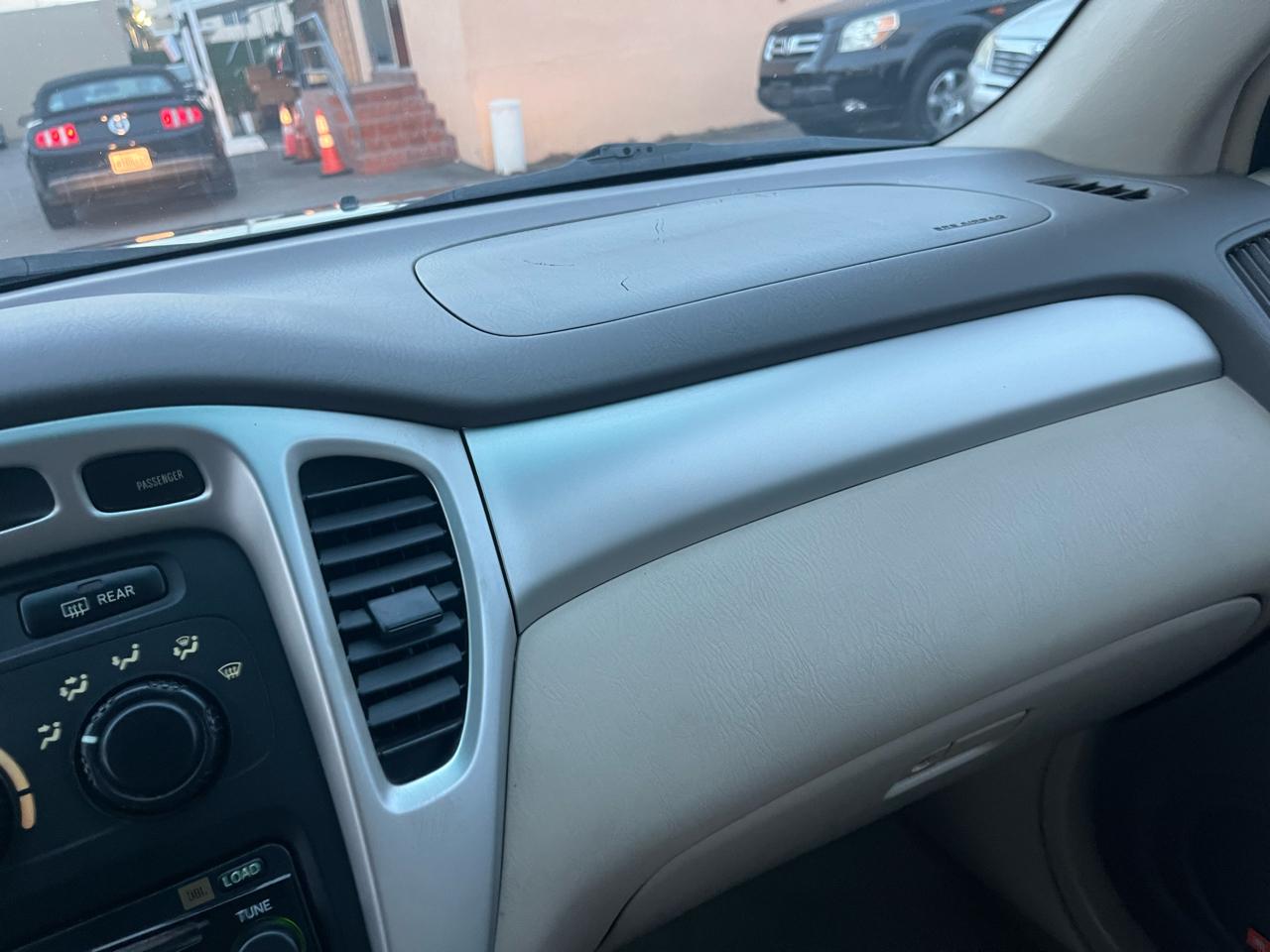 Toyota Highlander V6 2WD with 3rd-Row Seat 2005