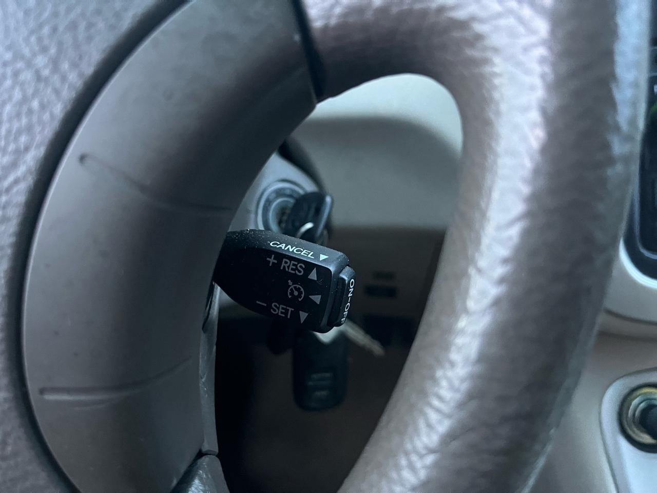 Toyota Highlander V6 2WD with 3rd-Row Seat 2005