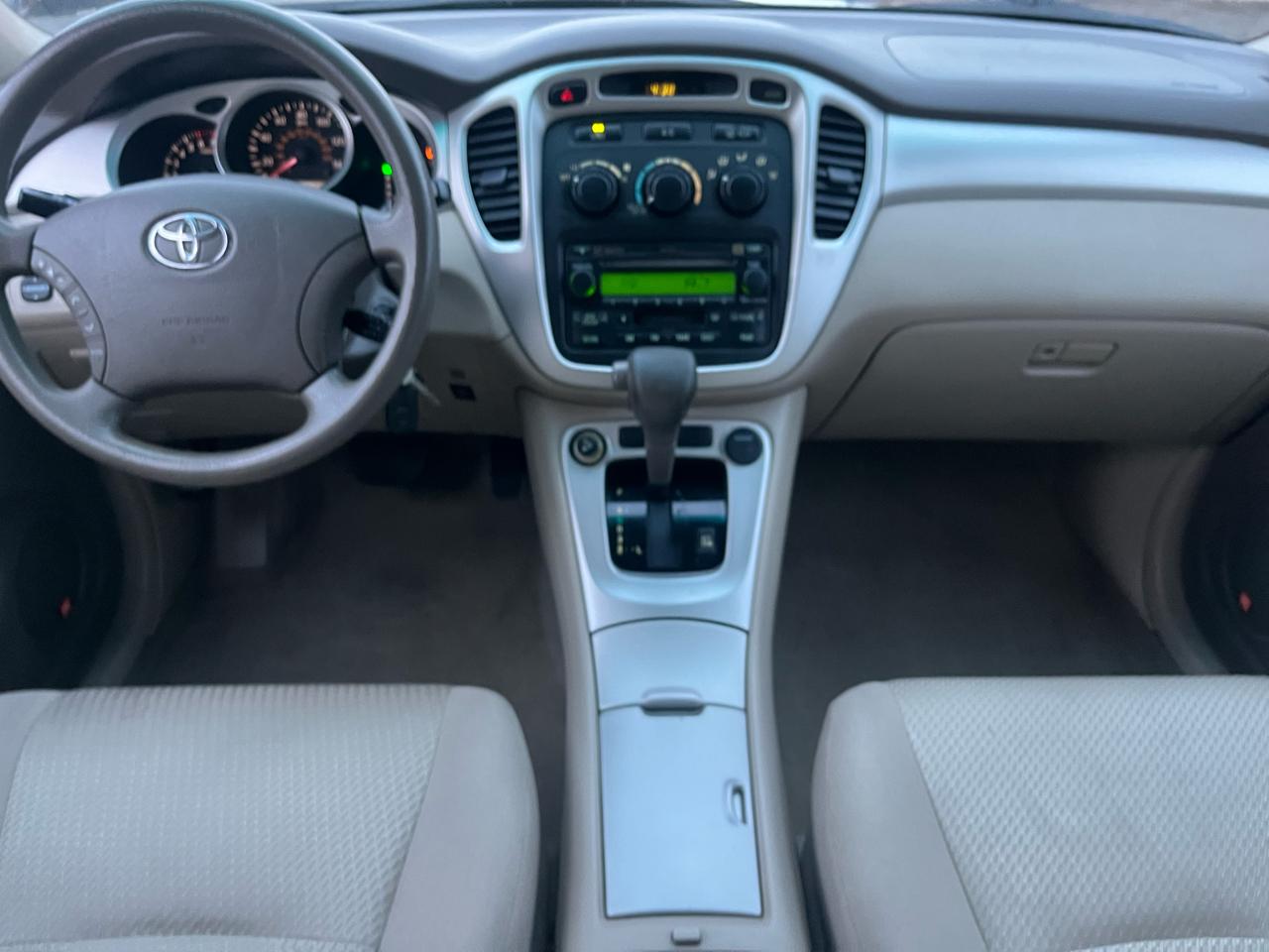 Toyota Highlander V6 2WD with 3rd-Row Seat 2005
