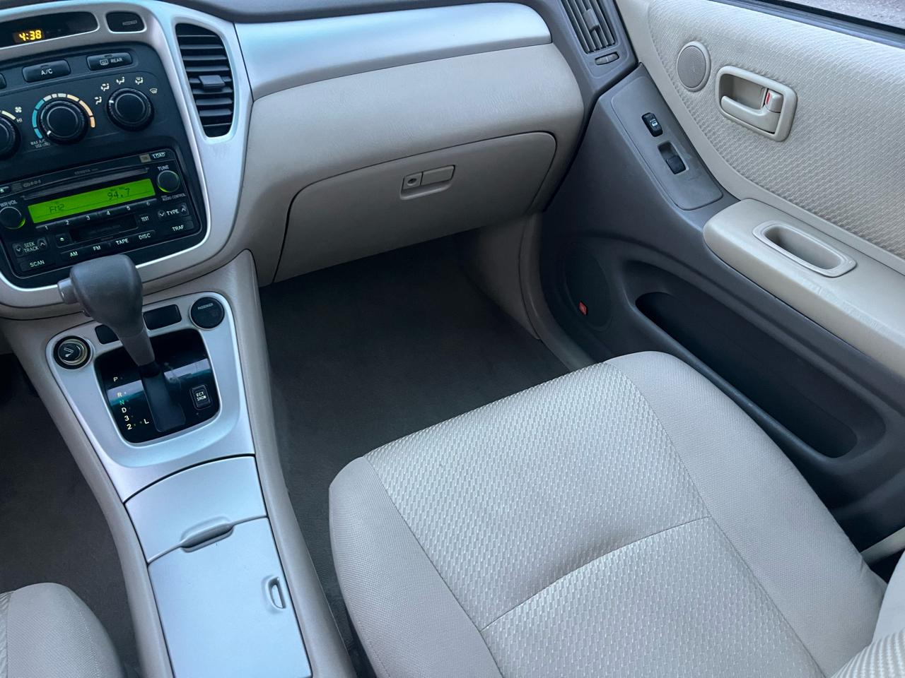 Toyota Highlander V6 2WD with 3rd-Row Seat 2005