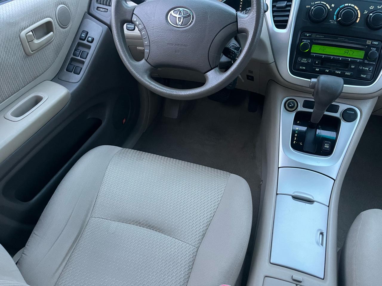 Toyota Highlander V6 2WD with 3rd-Row Seat 2005