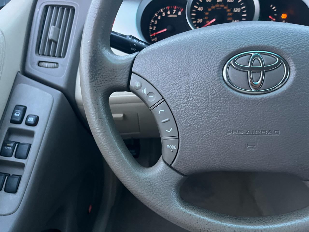 Toyota Highlander V6 2WD with 3rd-Row Seat 2005