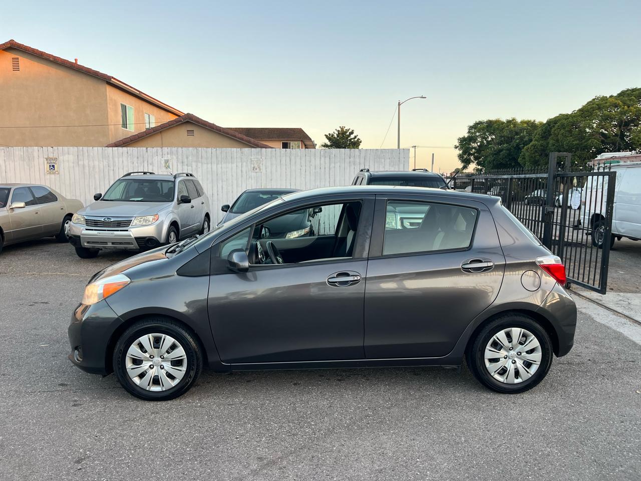 Toyota Yaris L 5-Door AT 2014