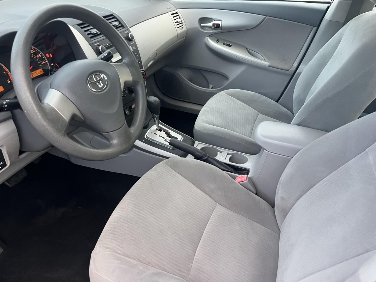 Toyota Corolla Base 5-Speed MT 2010