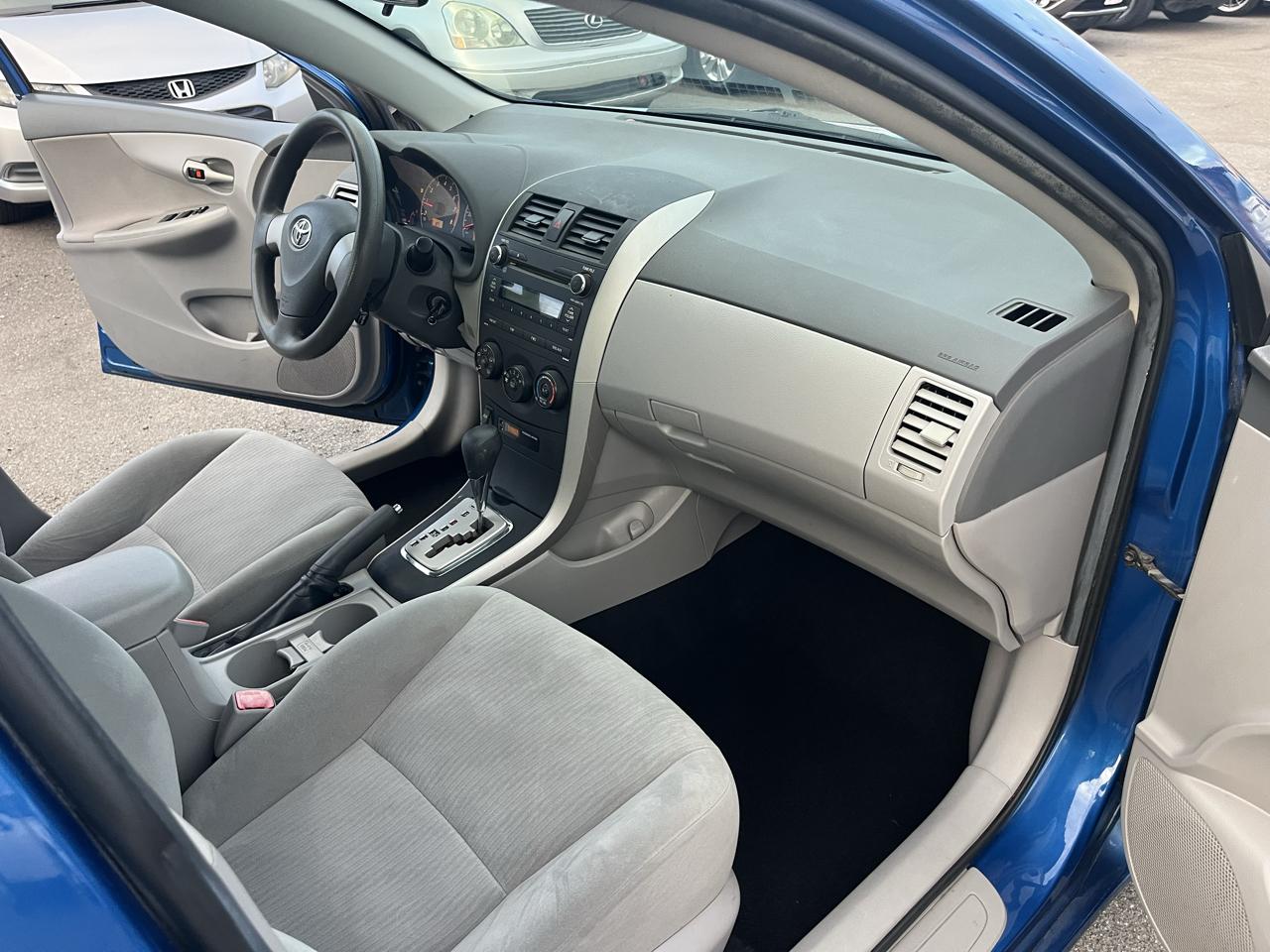 Toyota Corolla Base 5-Speed MT 2010