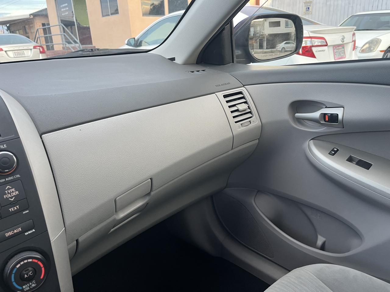 Toyota Corolla Base 5-Speed MT 2010