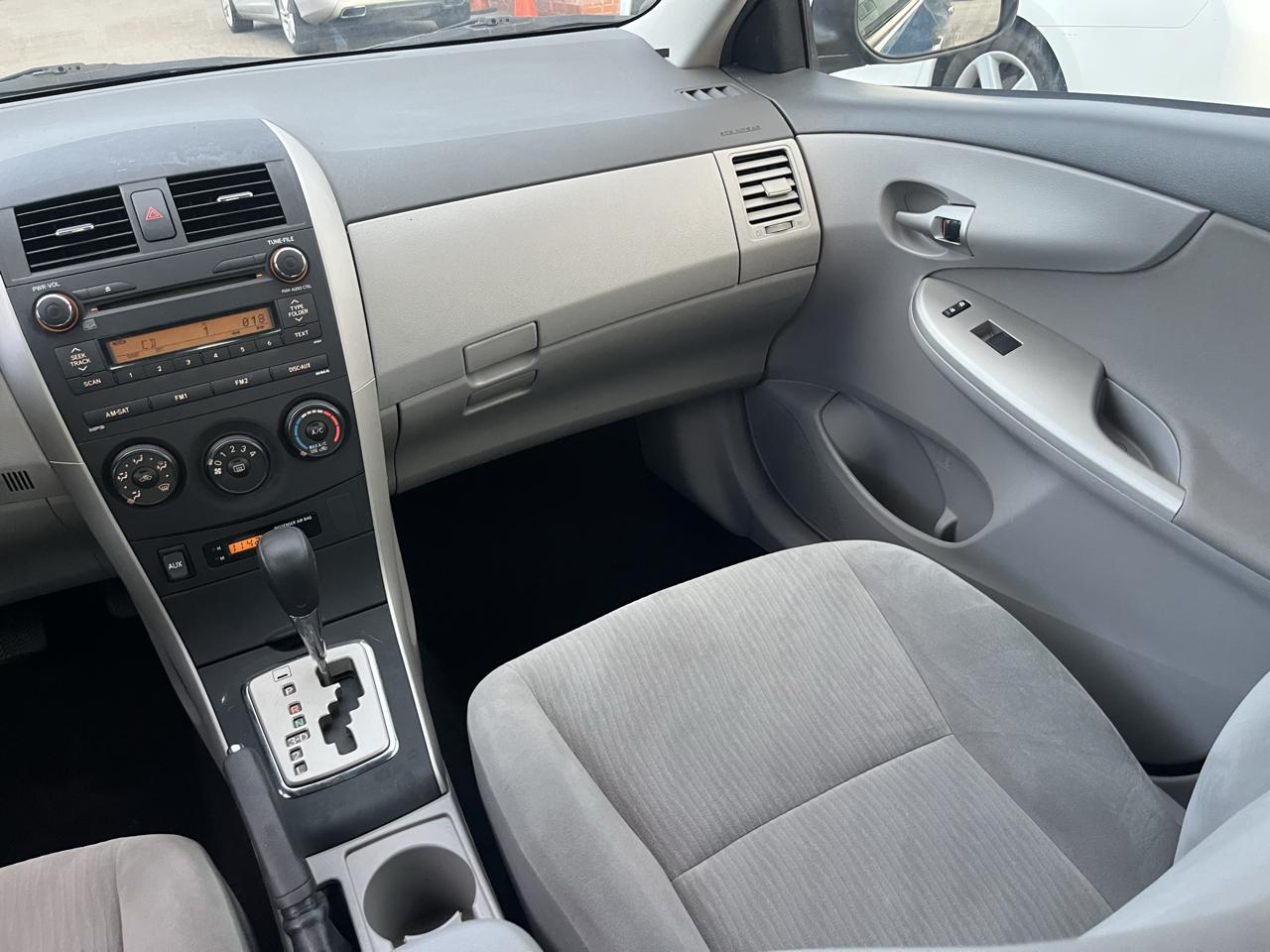 Toyota Corolla Base 5-Speed MT 2010