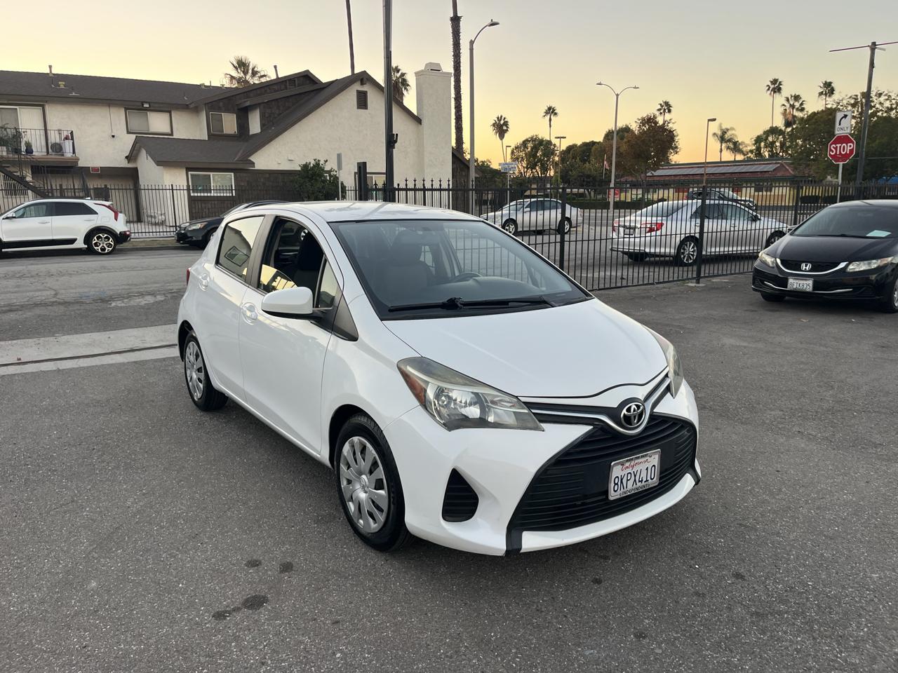 Toyota Yaris 5-Door L Auto (Natl) 2015