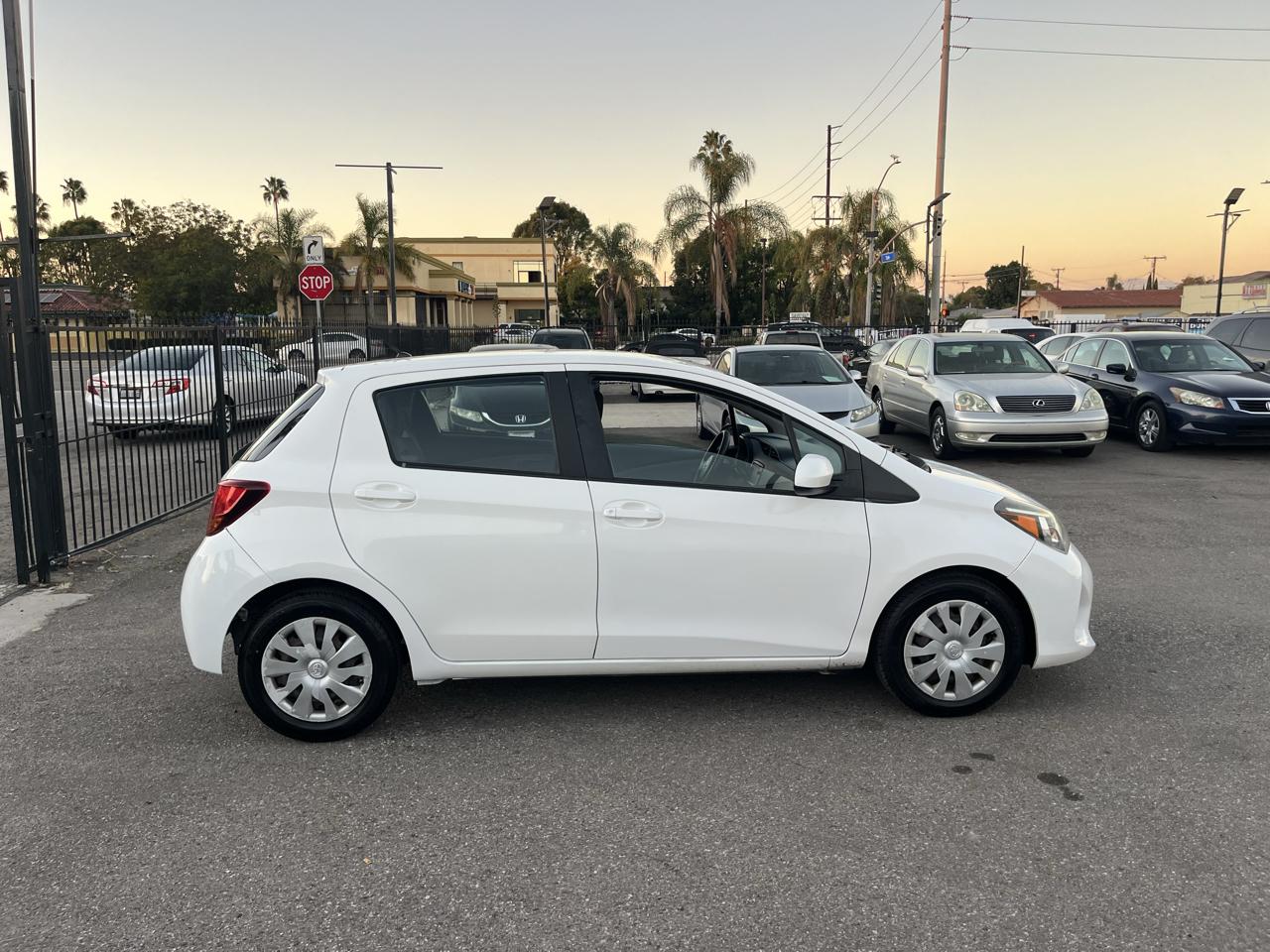 Toyota Yaris 5-Door L Auto (Natl) 2015