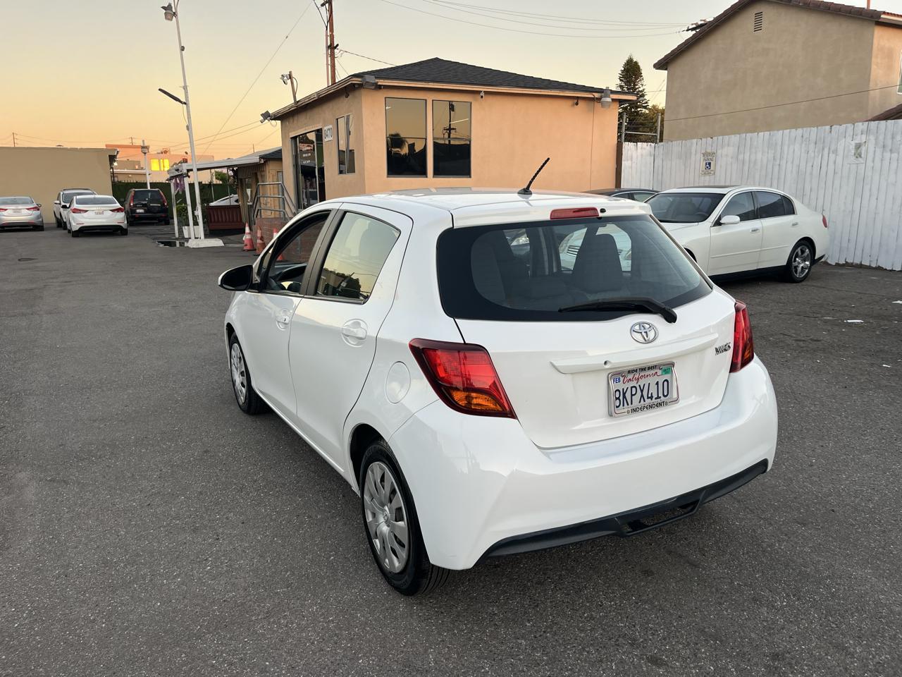 Toyota Yaris 5-Door L Auto (Natl) 2015