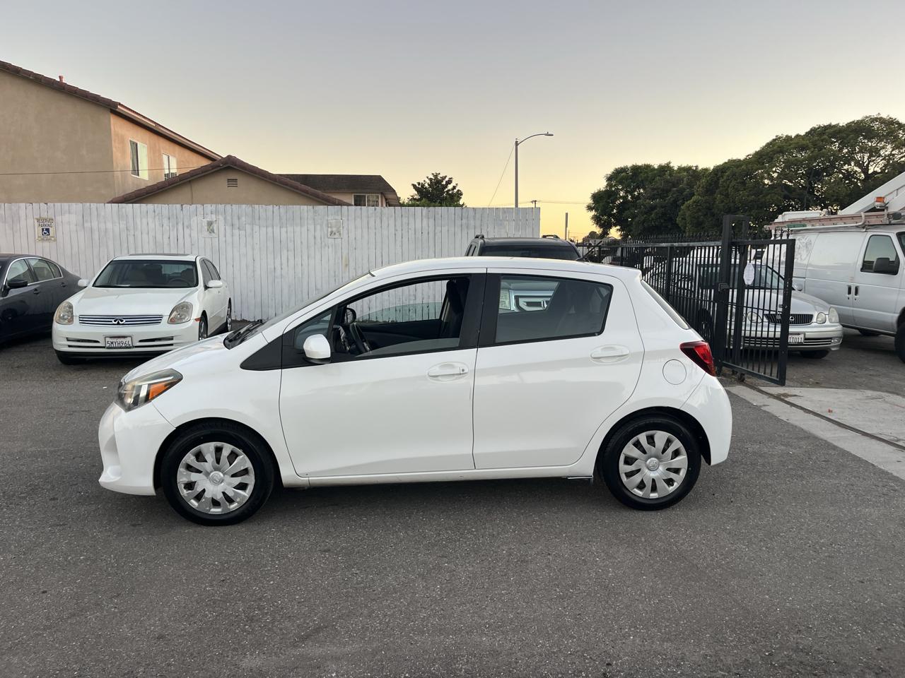 Toyota Yaris 5-Door L Auto (Natl) 2015