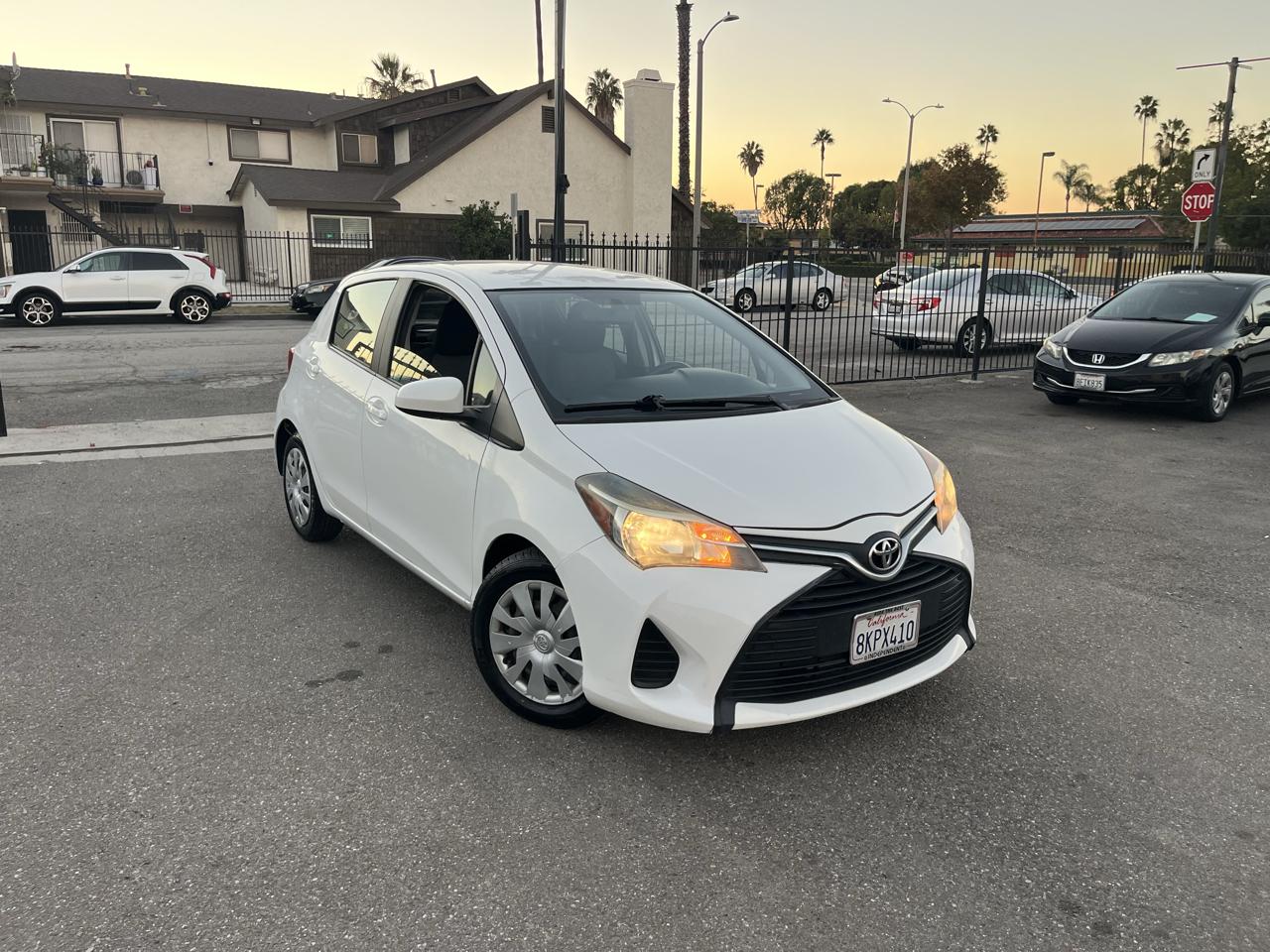 Toyota Yaris 5-Door L Auto (Natl) 2015