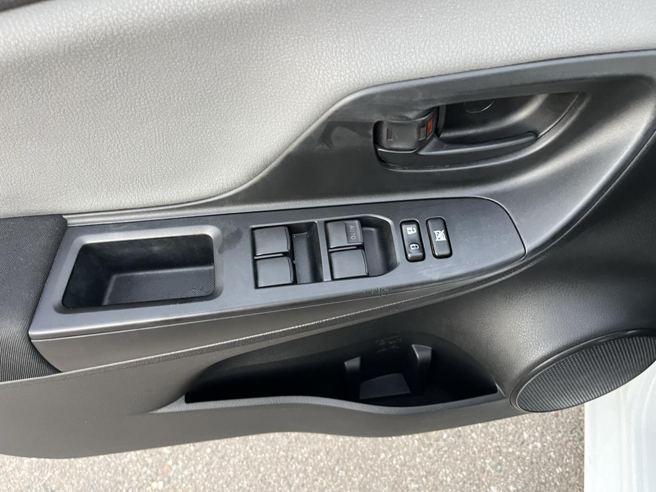 Toyota Yaris 5-Door L Auto (Natl) 2015
