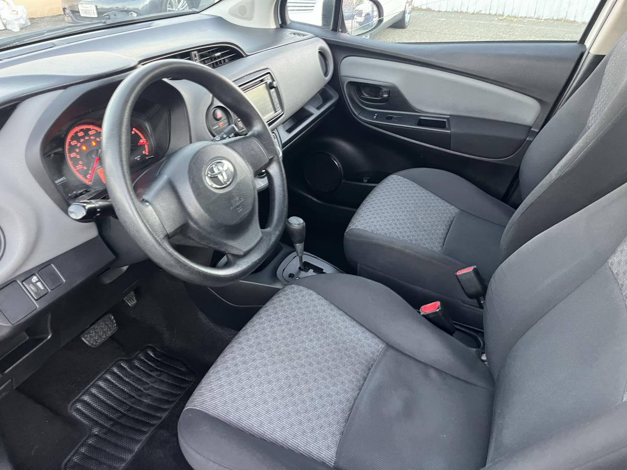 Toyota Yaris 5-Door L Auto (Natl) 2015