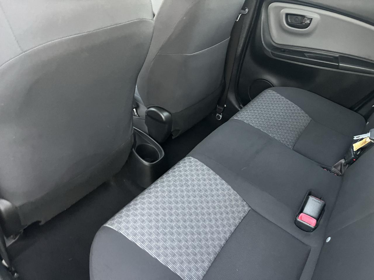 Toyota Yaris 5-Door L Auto (Natl) 2015
