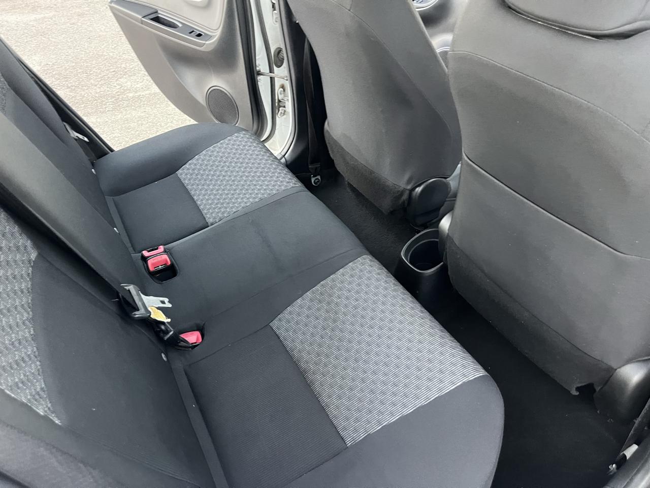 Toyota Yaris 5-Door L Auto (Natl) 2015