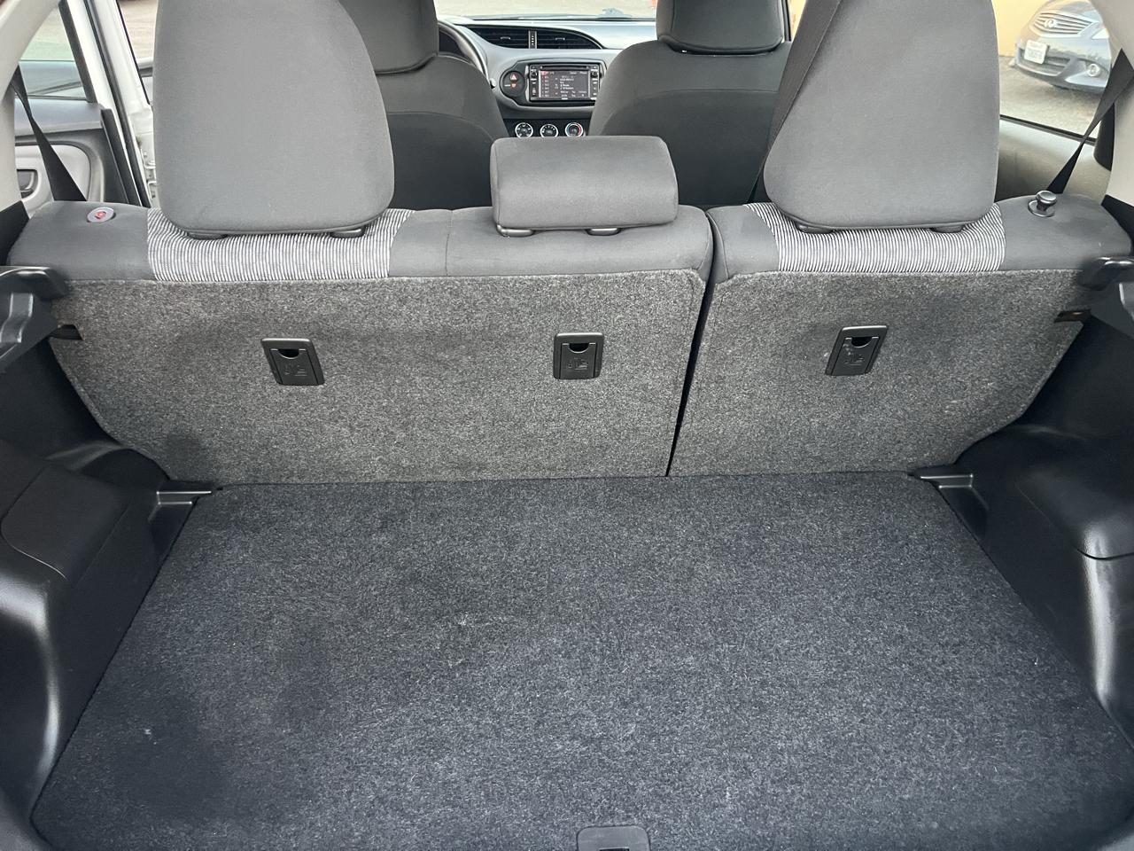 Toyota Yaris 5-Door L Auto (Natl) 2015