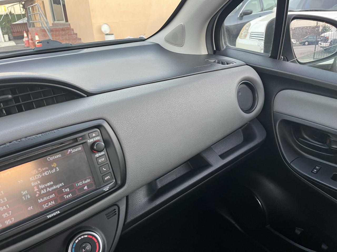 Toyota Yaris 5-Door L Auto (Natl) 2015