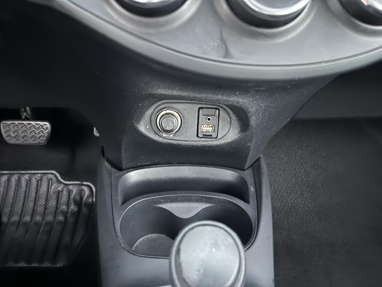 Toyota Yaris 5-Door L Auto (Natl) 2015