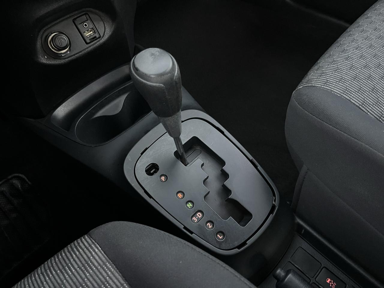 Toyota Yaris 5-Door L Auto (Natl) 2015