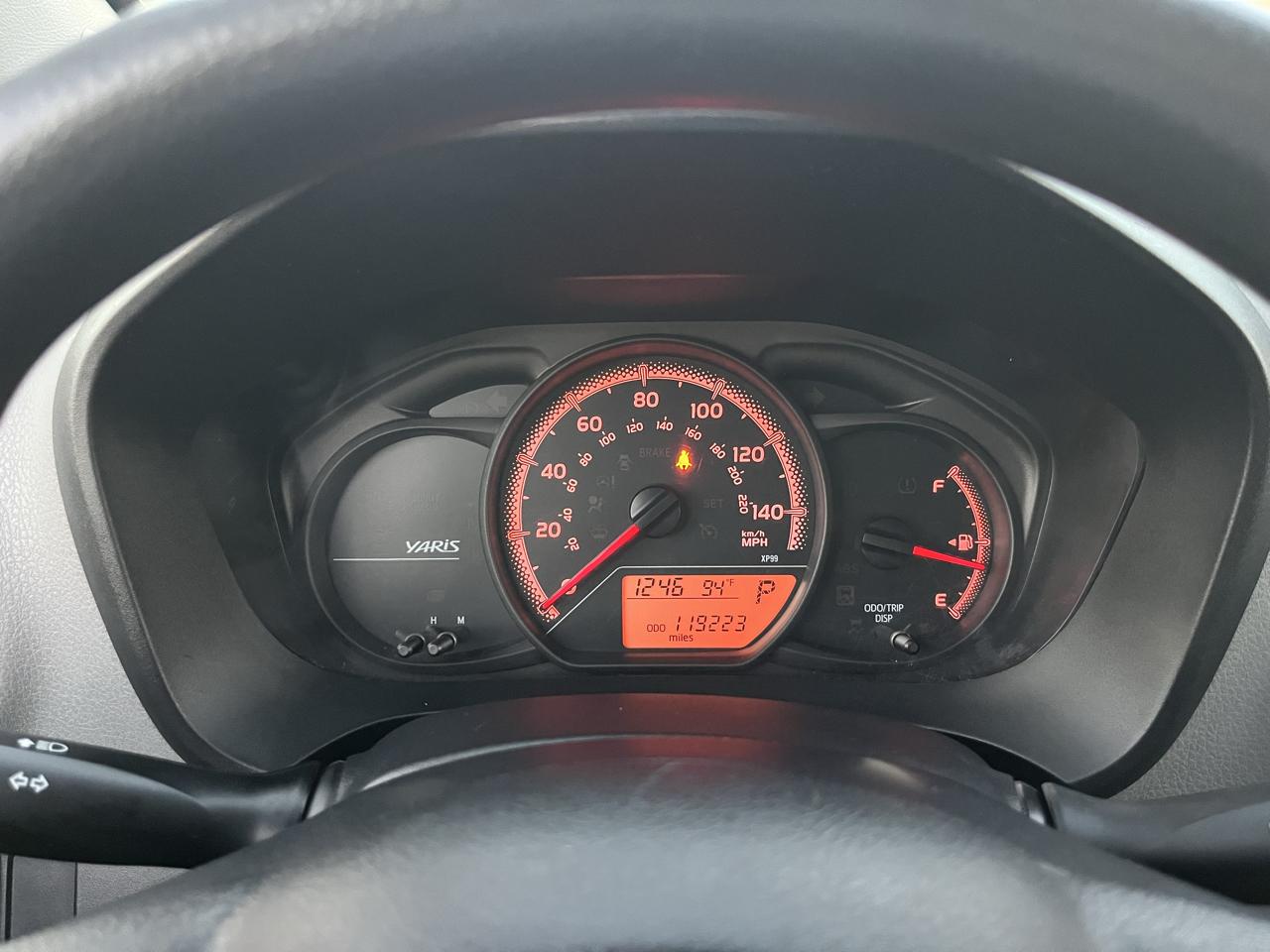 Toyota Yaris 5-Door L Auto (Natl) 2015