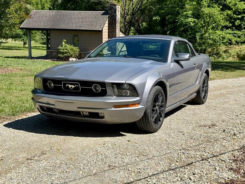 2006 Ford Mustang V6 Deluxe's photo