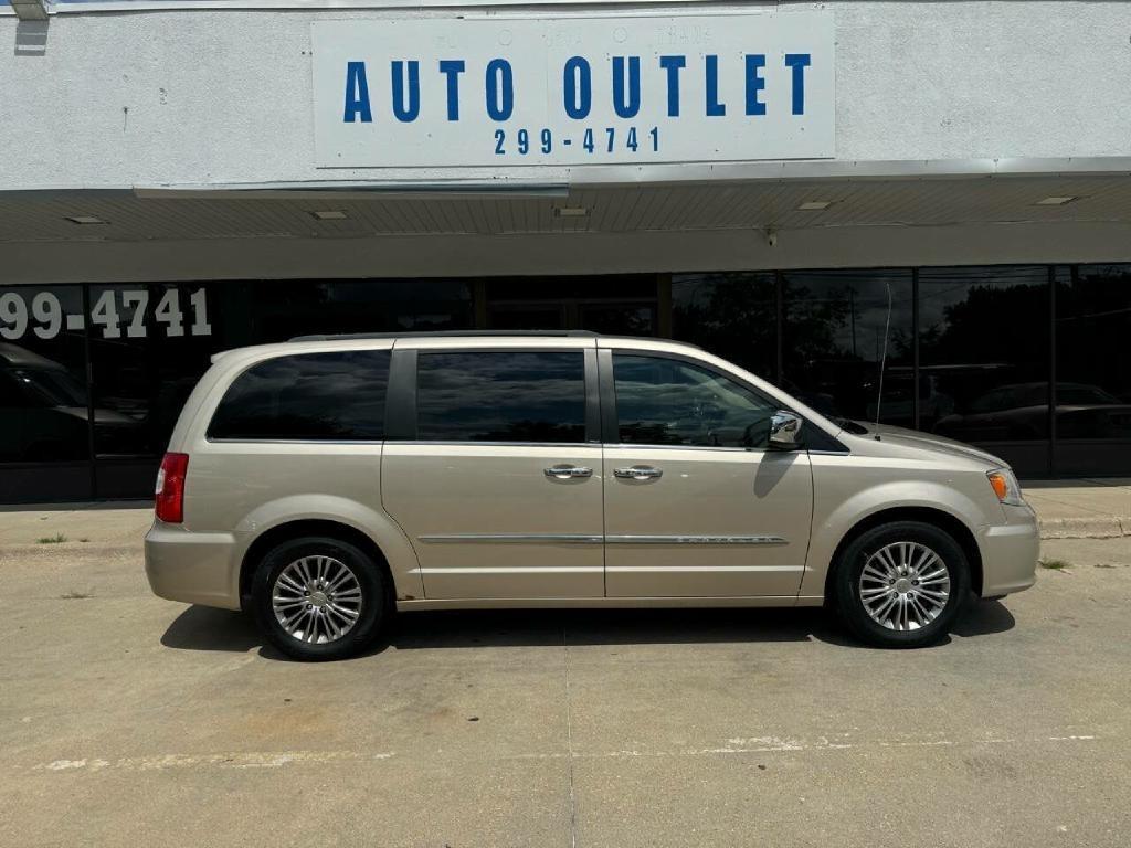 2013 Chrysler Town & Country Touring-L