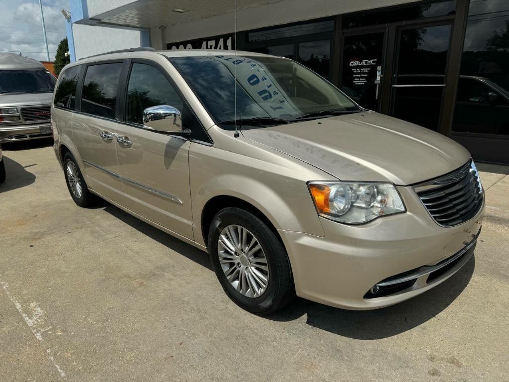 Chrysler Town & Country Touring-L 2013