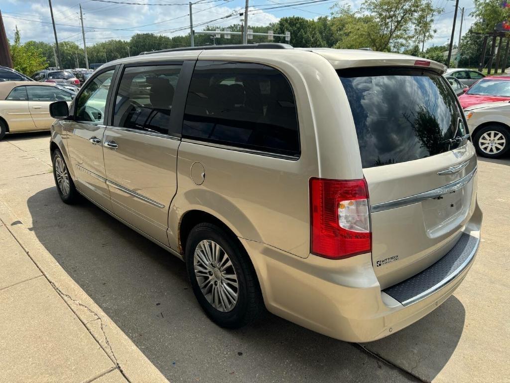 Chrysler Town & Country Touring-L 2013