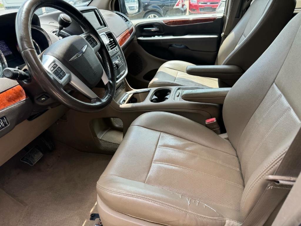 Chrysler Town & Country Touring-L 2013