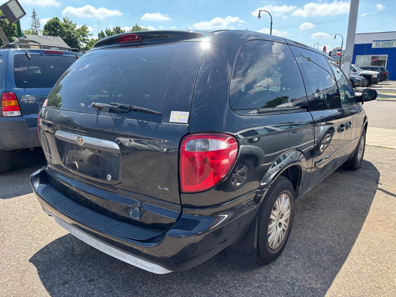 Chrysler Town & Country LX 2005