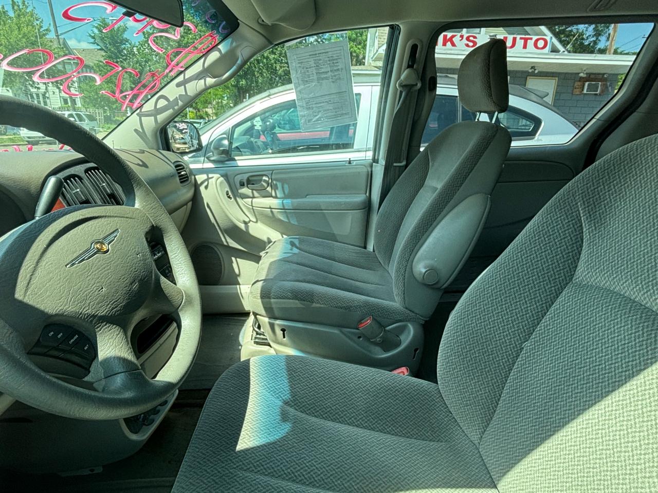 Chrysler Town & Country LX 2005