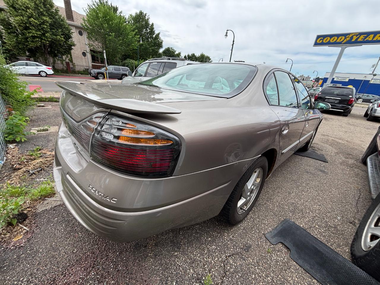 Pontiac Bonneville SE 2004