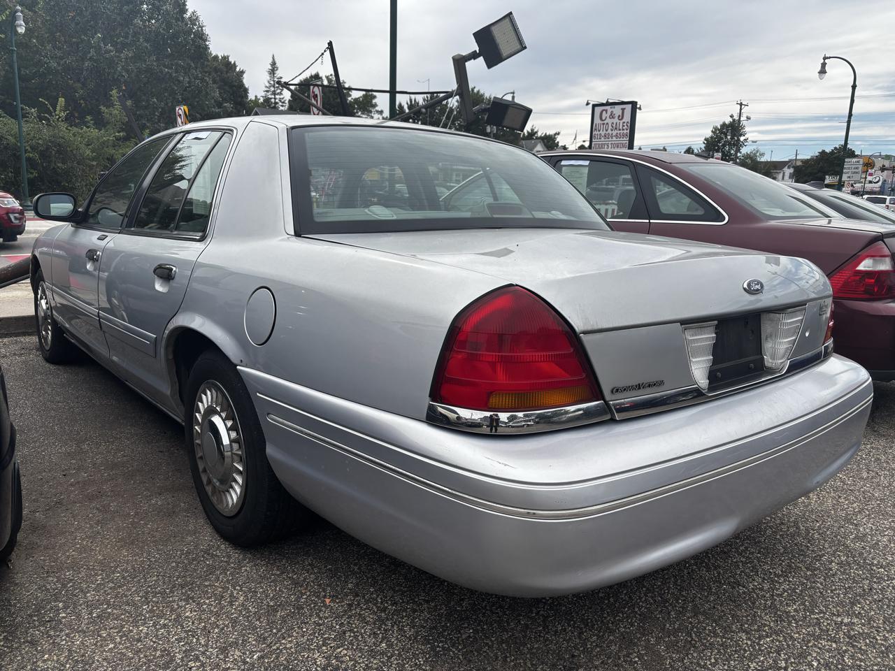 Ford Crown Victoria Base 2001