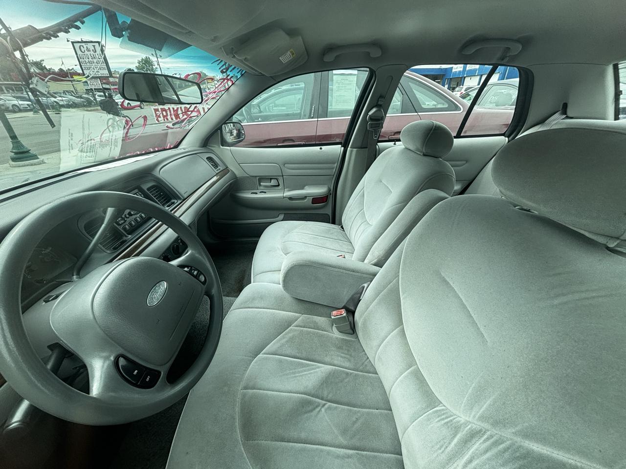 Ford Crown Victoria Base 2001