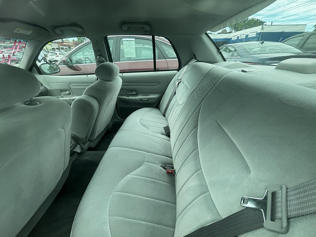 Ford Crown Victoria Base 2001