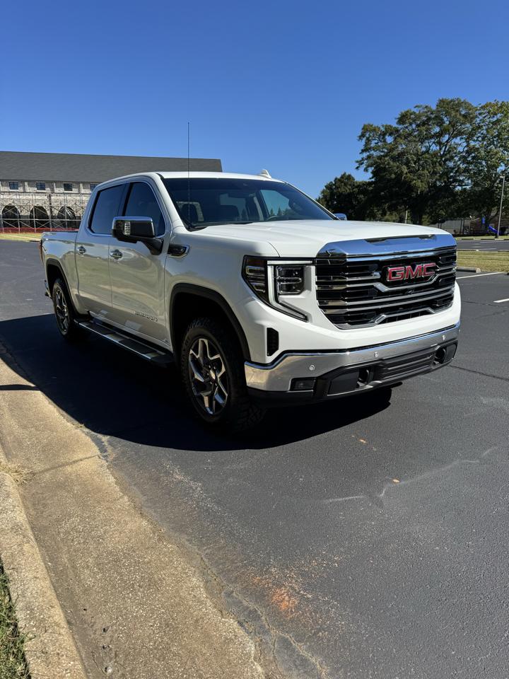 GMC Sierra 1500 4WD Crew Cab 143.5" SLT 2024
