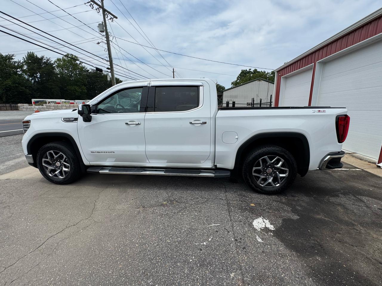 GMC Sierra 1500 4WD Crew Cab 143.5" SLT 2023